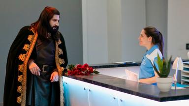 Lo que hacemos en las sombras 3x2