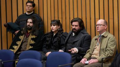 Lo que hacemos en las sombras 1x2